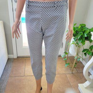 H & M Capri pants size 6 black/blue/white pattern fitted